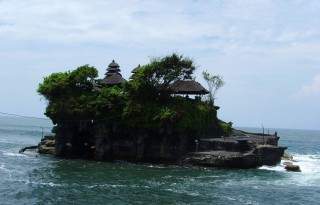 海崖的孤挺花——巴厘岛海神庙